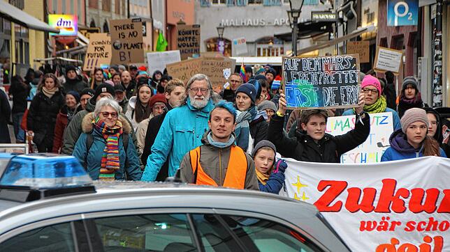 Für den Klimaschutz demonstrieren in Konstanz rund 400 Menschen. Sie folgen einem Aufruf von Fridays for Future.