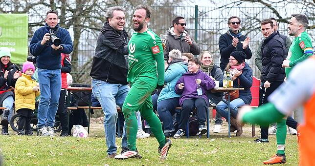Jubel: Kurz vor Ende der regulären Spielzeit sorgte Kapitän Alexander Homberger vom SV Inzlingen für den Ausgleich gegen die Spvgg. ...