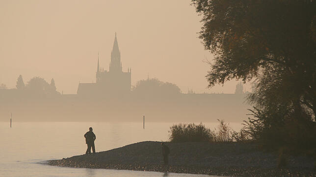 Die dunstverhangene Silhouette des Konstanzer Münsters: Nebel ist ein Hauptphänomen, warum viele sich im Winter weniger fit fühlen.