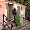 Barrierefrei ist anders. Ortsvorsteher Klaus Münzer zieht die grüne Tonne ins Neudinger Rathaus. Mit Umgestaltung des Rathausplatzes ...