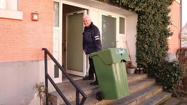 Barrierefrei ist anders. Ortsvorsteher Klaus Münzer zieht die grüne Tonne ins Neudinger Rathaus. Mit Umgestaltung des Rathausplatzes ...