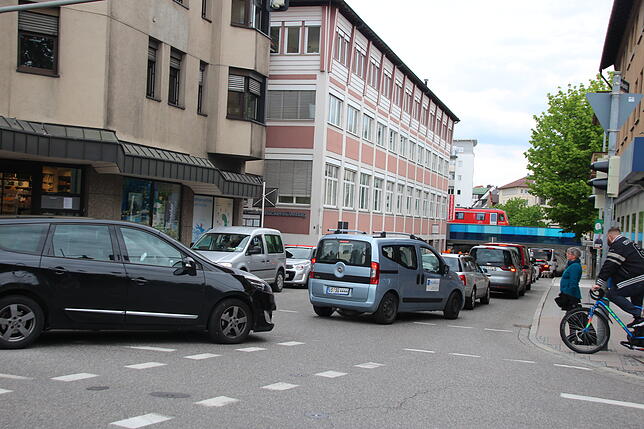 An der Schinacher-Kreuzung staute sich der Verkehr am Montag zum Teil so stark, dass es sowohl auf der Riedleparkstraße als auch auf der ...
