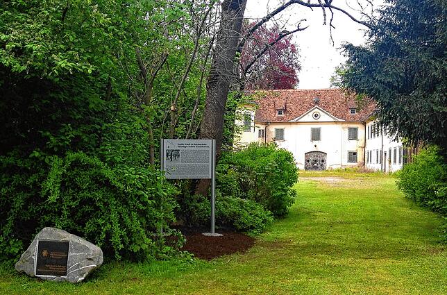 Der Gedenkstein befindet sich in Krauchenwies im Eingangsbereich zum fürstlichen Park gegenüber dem Marstall.