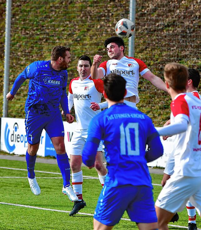 Engagiert: Zwar sind Michael Emmerich (Mitte) und Aaron Zimmermann (rechts, gegen Jochen Bürgin vom TuS Efringen-Kirchen) mit dem FC RW ...