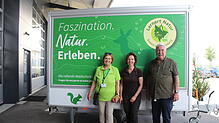 Eva Jauch-Pagenstecher (von links) vom Landesjagdverband, Naturpädagogin Sabine Müller und Kreisjägermeister Werner d‘Oleire-Oltmanns ...