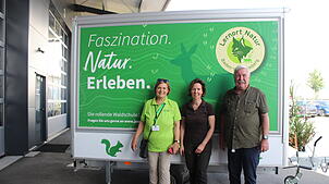 Eva Jauch-Pagenstecher (von links) vom Landesjagdverband, Naturpädagogin Sabine Müller und Kreisjägermeister Werner d‘Oleire-Oltmanns ...