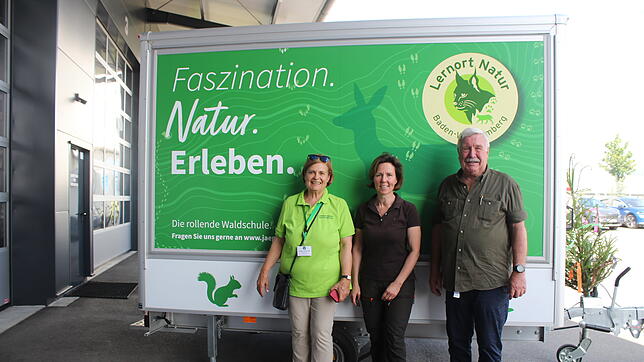 Eva Jauch-Pagenstecher (von links) vom Landesjagdverband, Naturpädagogin Sabine Müller und Kreisjägermeister Werner d‘Oleire-Oltmanns ...