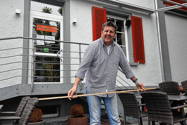 Joachim Gretzmeier vom Ziegelhof misst die Abstände zwischen den Tischen.