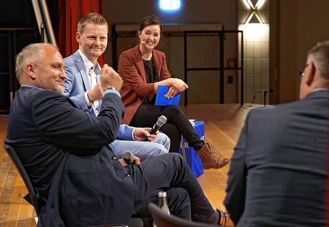 Faire und informative Unterhaltung zwischen den beiden OB Kandidaten Martin Staab sowie Simon Gröger (1.und 2. von links) mit den beiden ...
