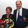 Nun hat Irmgard Schellhammer das Bundesverdienstkreuz am Bande. Sie hat sich Jahrzehnte in der Hospizarbeit engagiert. Mit im Bild OB ...