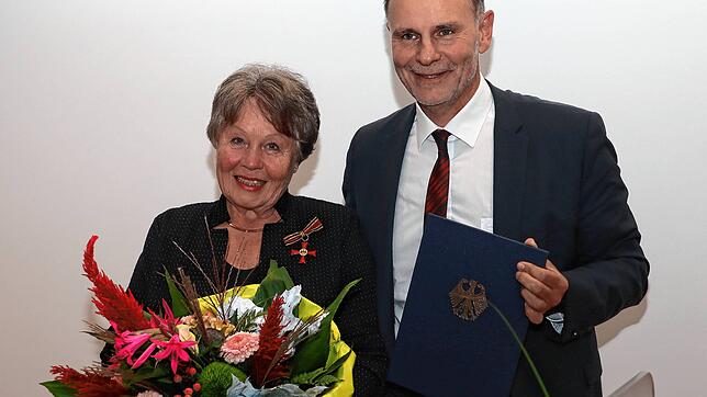 Nun hat Irmgard Schellhammer das Bundesverdienstkreuz am Bande. Sie hat sich Jahrzehnte in der Hospizarbeit engagiert. Mit im Bild OB ...