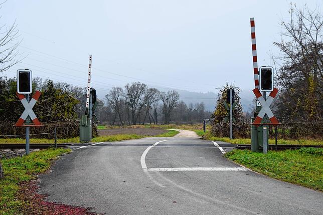 Zwischen zwei Obsthallen liegt in Espasingen beim Ortsausgang Richtung Ludwigshafen ein kleiner Bahnübergang. Er wird bestehen bleiben ...