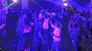 Vor allem die älteren Partybesucher beweisen, dass sie den Disco-Fox noch immer nicht verlernt haben. Bild: Kommert