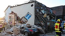 Ein Haus ist am frühen Morgen in Stutensee eingestürzt. Ein 73 Jahre alter Mann ist unter den Trümmerteilen eingeschlossen worden und ...