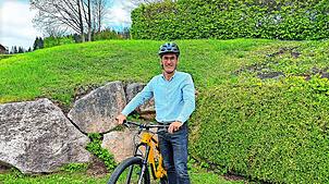 Auch Bürgermeister Jörg Frey freut sich auf die erste Aktion Stadtradeln und schwingt sich auf den Fahrradsattel. Foto: ...