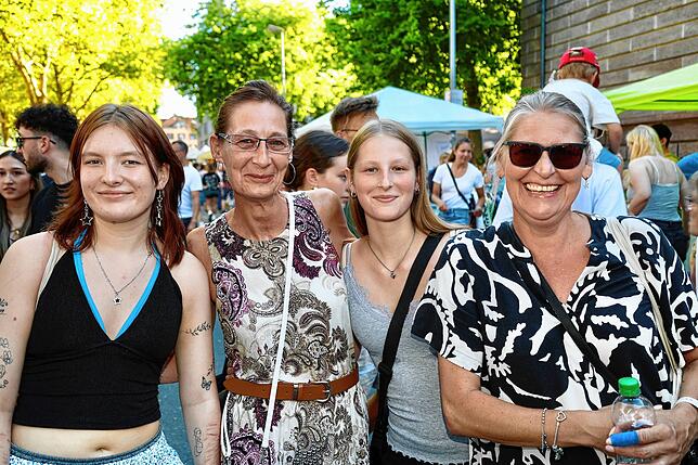 Bild 20: Mega Flohmarkt in Konstanz und Kreuzlingen: die ersten Besucher schlendern über die Verkaufsflächen