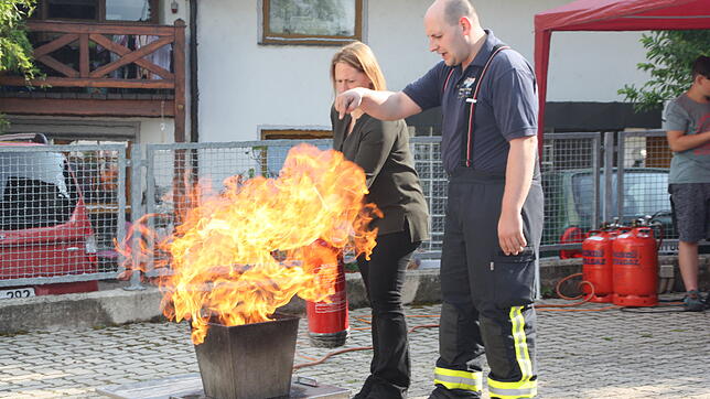 Der Umgang mit dem Feuerlöscher will gerlernt sein. Die Feuerwehr Öflingen zeigte wie es geht. Bilder: Gerd Leutenecker