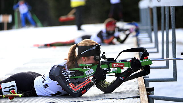 Volle Konzentration am Schießstand: Emilie Behringer (SC Todtmoos) erreichte zum Auftakt der Jugend-Weltmeisterschaften in Lenzerheide ...