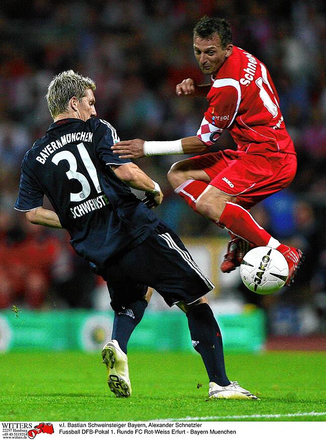 Schnetzler im Erfurter Dress, im Duell mit Bastian Schweinsteiger.