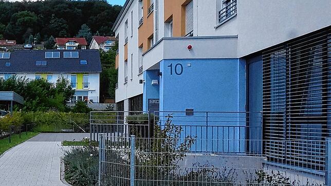 Wo normalerweise viele Besucher ein- und ausgehen, ist es derzeit ruhig. Seit drei Wochen herrscht im Pflegeheim &bdquo;Am ...