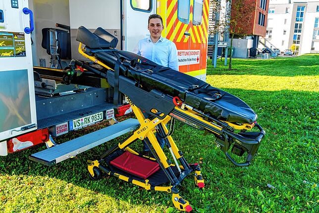 Florian Straub demonstriert die neue hydraulische Krankentransportliege. Die Technik hilft, die Kräfte der Retter beim Transport auch ...