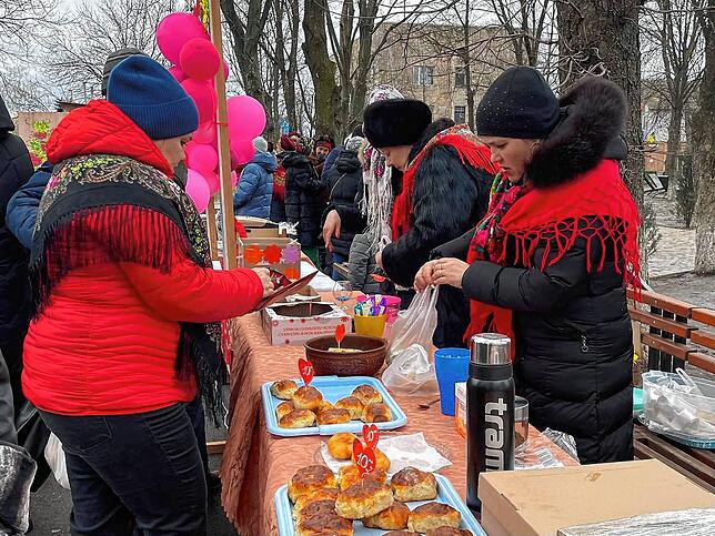Wohltätigkeitsveranstaltungen für das Militär gehören zum Alltag in der Ukraine: ein Bild aus Singens Partnerstadt Kobeljaki vom Februar ...