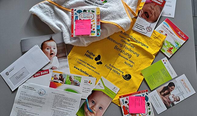 Alles rund ums Baby: Neben einem Babyhandtuch und Babylätzchen gibt es Material zur Entwicklung, Ernährung, Kursangeboten, ...