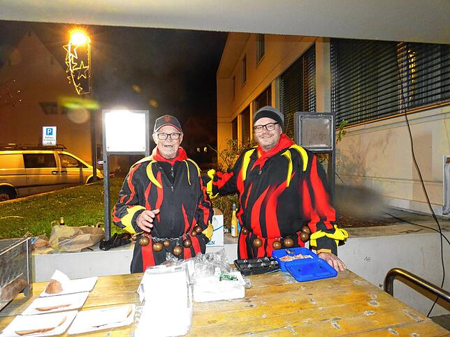 Bild 18: Der Narrenverein feiert mit der Bevölkerung den Beginn der Fasnacht auf dem Rathausplatz