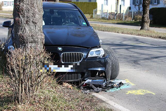 Der BMW-Fahrer prallte beim Ausweichen gegen ein Baum und musste später von der Feuerwehr aus seinem Auto befreit werden.
