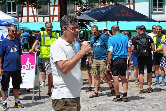 Bürgermeister Georg Riedmann begrüßt die Sternfahrtteilnehmer am Kirchplatz.