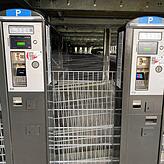 An den Automaten beim Eingang kann das Parkticket ganz klassisch mit Münzen oder Karte bezahlt werden.