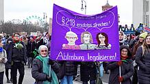 Protest gegen den Paragrafen 218 des Strafgesetzbuchs in Berlin. „Drei Generationen fordern: §218 ersatzlos streichen – Abtreibung ...