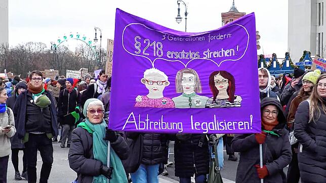 Protest gegen den Paragrafen 218 des Strafgesetzbuchs in Berlin. „Drei Generationen fordern: §218 ersatzlos streichen – Abtreibung ...