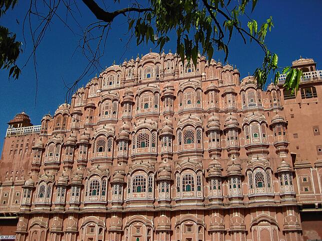 Der 1799 erbaute Hawa Mahal oder Palast der Winde ist ein architektonisches Wunderwerk in Jaipur. Die heutige Altstadt wird aufgrund der ...