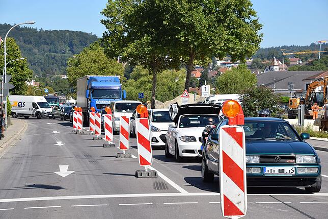 Es staut sich hier an der Schiesser-Kreuzung aus der Nellenburgstraße (hinten links).