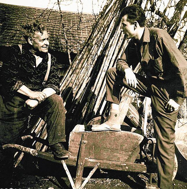 Der junge Textiltechniker Dietmar Gebelein im Jahr 1965 mit Fischer Franz Meier bei der Arbeit.
