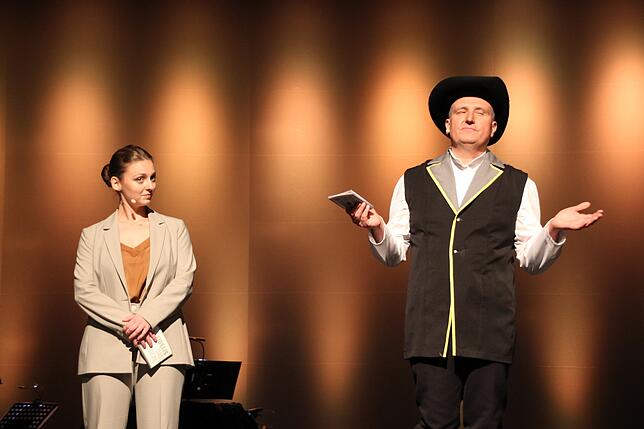 Dialog über das Leben des Heiligen Fidelis zwischen der Chronistin (Miriam Schumacher) und dem Narrenkönig (Bruno Hamm).