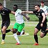 Keine Entscheidung im Rennen um die Meisterschaft. Das Duell zwischen der DJK Donaueschingen (Alieu Sarr, Mitte) und dem SC ...