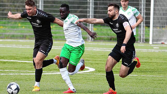 Keine Entscheidung im Rennen um die Meisterschaft. Das Duell zwischen der DJK Donaueschingen (Alieu Sarr, Mitte) und dem SC ...
