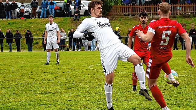 Derby im Rebland: Hannes Selz (Mitte, gegen Mike Muser und beobachtet von Karim Billich) peilt mit den SF Schliengen den dritten Sieg in ...