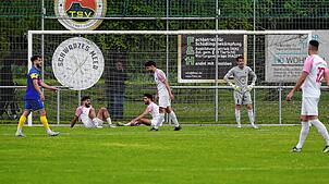 Tristesse bei den Spielern des Türk. SV Singen, nachdem sie den dritten Treffer bekommen haben und am Ende mit 2:3 gegen F.A.L. verlieren.