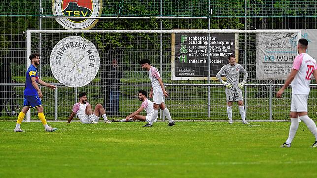 Tristesse bei den Spielern des Türk. SV Singen, nachdem sie den dritten Treffer bekommen haben und am Ende mit 2:3 gegen F.A.L. verlieren.