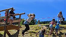 Und hopp: Ein Sprung ins Heu macht einfach nur Spaß. So mancher junge Besucher hat sich aber auch gerne hineinschubsen lassen. Bild: ...