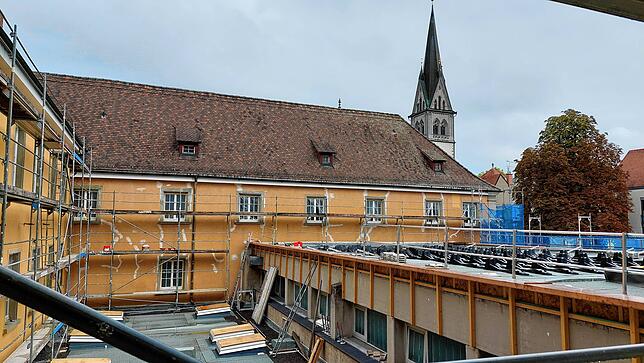 An der Stephansschule wird die Fassade ausgebessert, außerdem war das Flachdach der Sporthalle (rechts) undicht und wird saniert. Oben ...