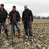 Sie sind auf den kostbaren Schatz gestoßen (von links): Giuseppe Prete, Franco Formica und Bruno Weber, Helfer des Amts für Archäologie