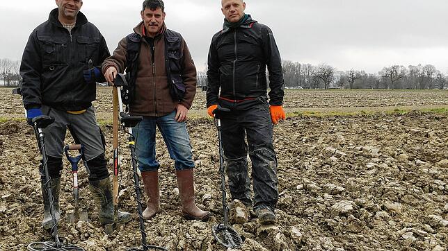 Sie sind auf den kostbaren Schatz gestoßen (von links): Giuseppe Prete, Franco Formica und Bruno Weber, Helfer des Amts für Archäologie