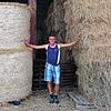Zufrieden: Landwirt Klaus Brunner vor dem Heustock seines Bauernhofs in Görwihl. Für ihn war der Heuertrag besser als in den Vorjahren.