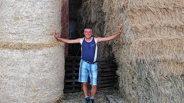 Zufrieden: Landwirt Klaus Brunner vor dem Heustock seines Bauernhofs in Görwihl. Für ihn war der Heuertrag besser als in den Vorjahren.