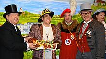 Die Narren sind am Ruder: Johannes Sulger (Narrenpräsident Puper Unteruhldingen), Bürgermeister Dominik Männle, Andreas Großhardt ...