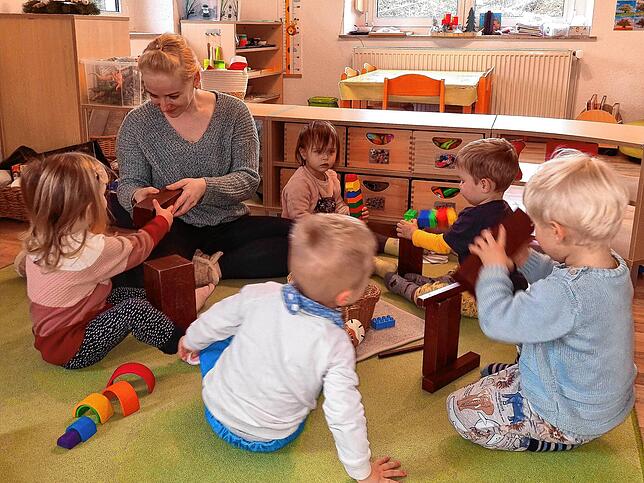 Tagesmutter Sabrina Falkner betreut die Kinder Letizia, Vincent, Lars, Pepe und Emily. Die Hürden für die Einrichtung einer ...